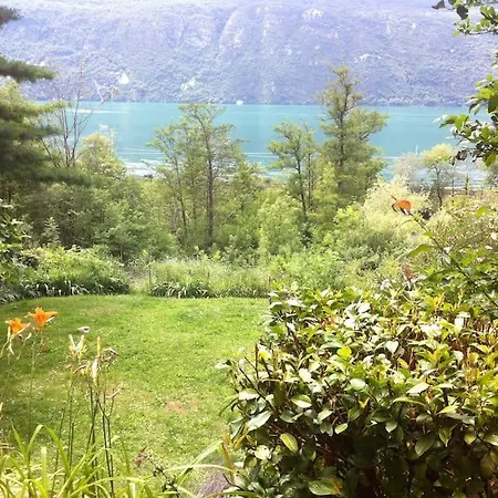 Meuble Avec Jardin Au Bord Du Bourget *
